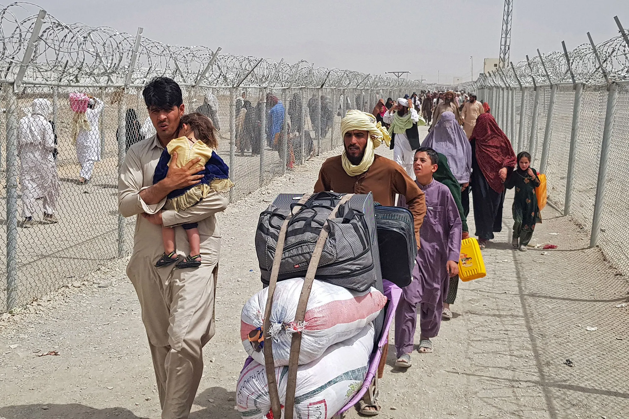 Afghan nationals at the Pakistan-Afghanistan border crossing point in Chaman.&nbsp;