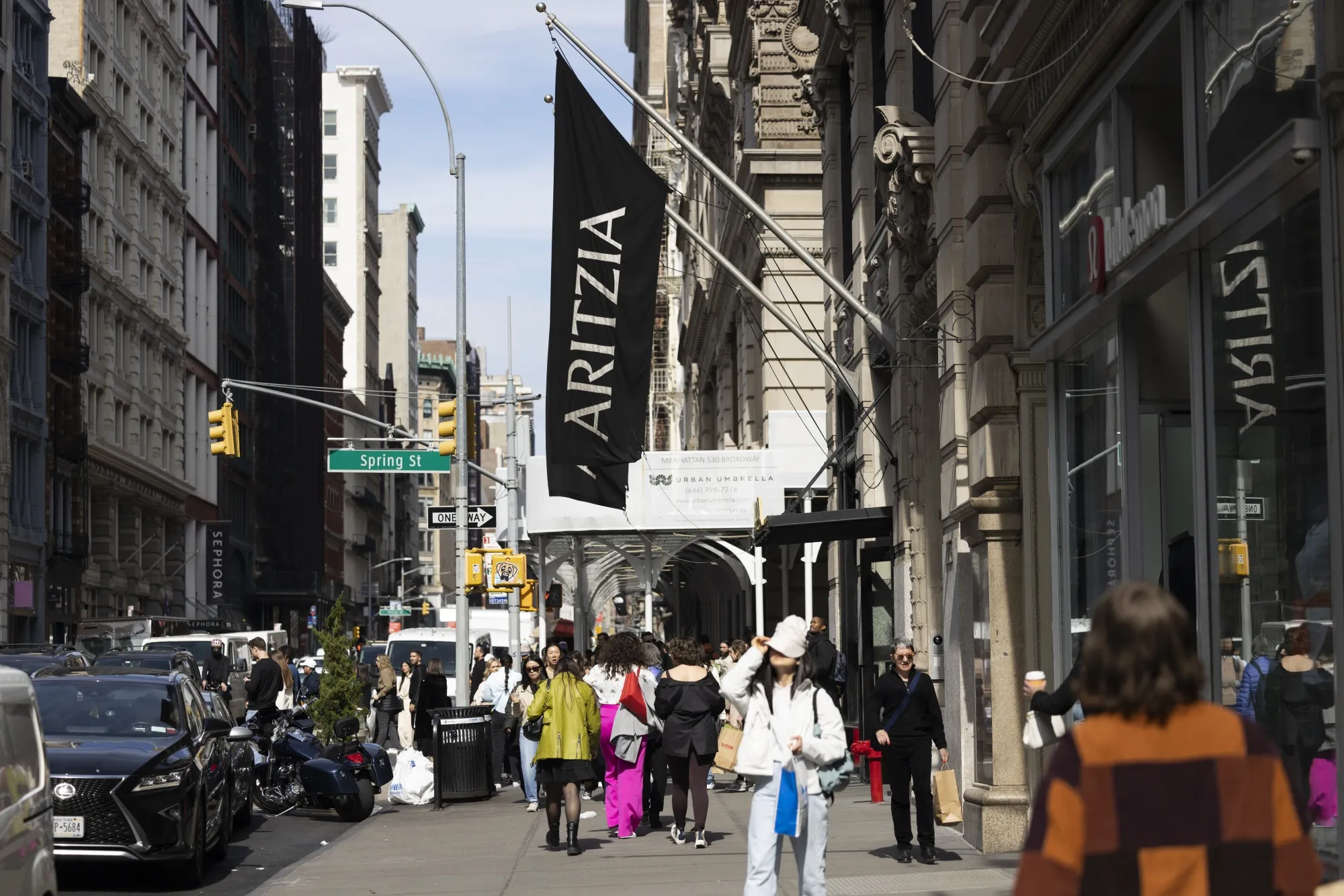 Aritzia stock discount