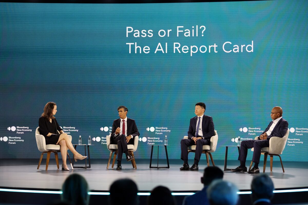 ⚫️ BLOOMBERG: "Avvertimenti sul Trio di Bolle al New Economy Forum"