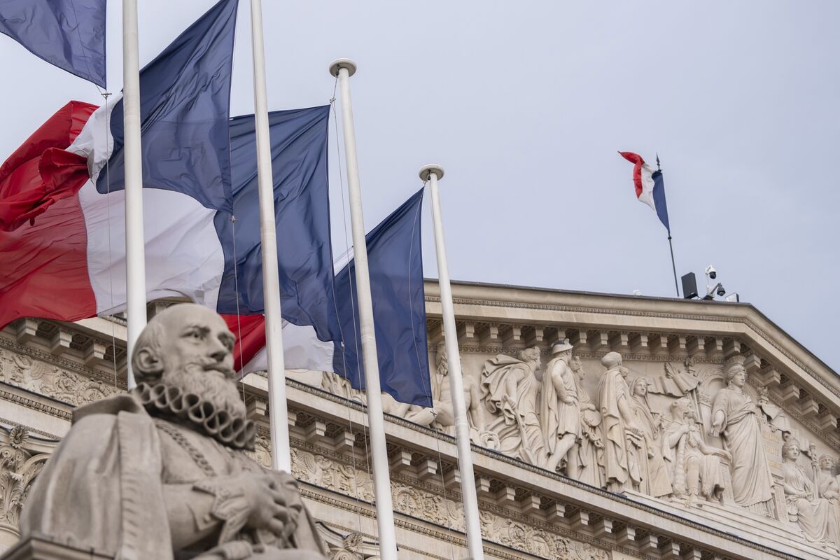 Moody’s Lowers France Credit Outlook to Negative Amid Political, Fiscal Risks