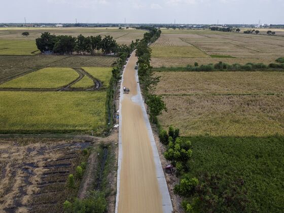 Duterte Is Paying Filipinos to Move From City to Countryside