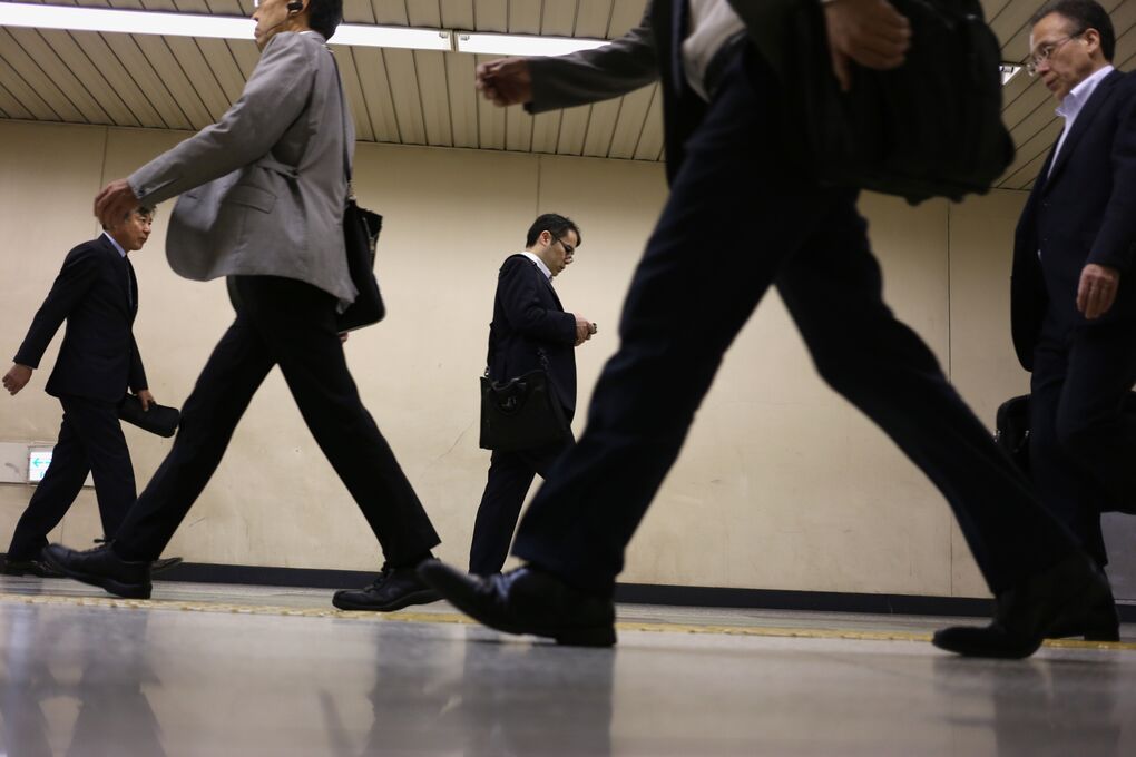 Bonuses Push Up Pay For Japanese Workers Yet Spending Falls - Bloomberg