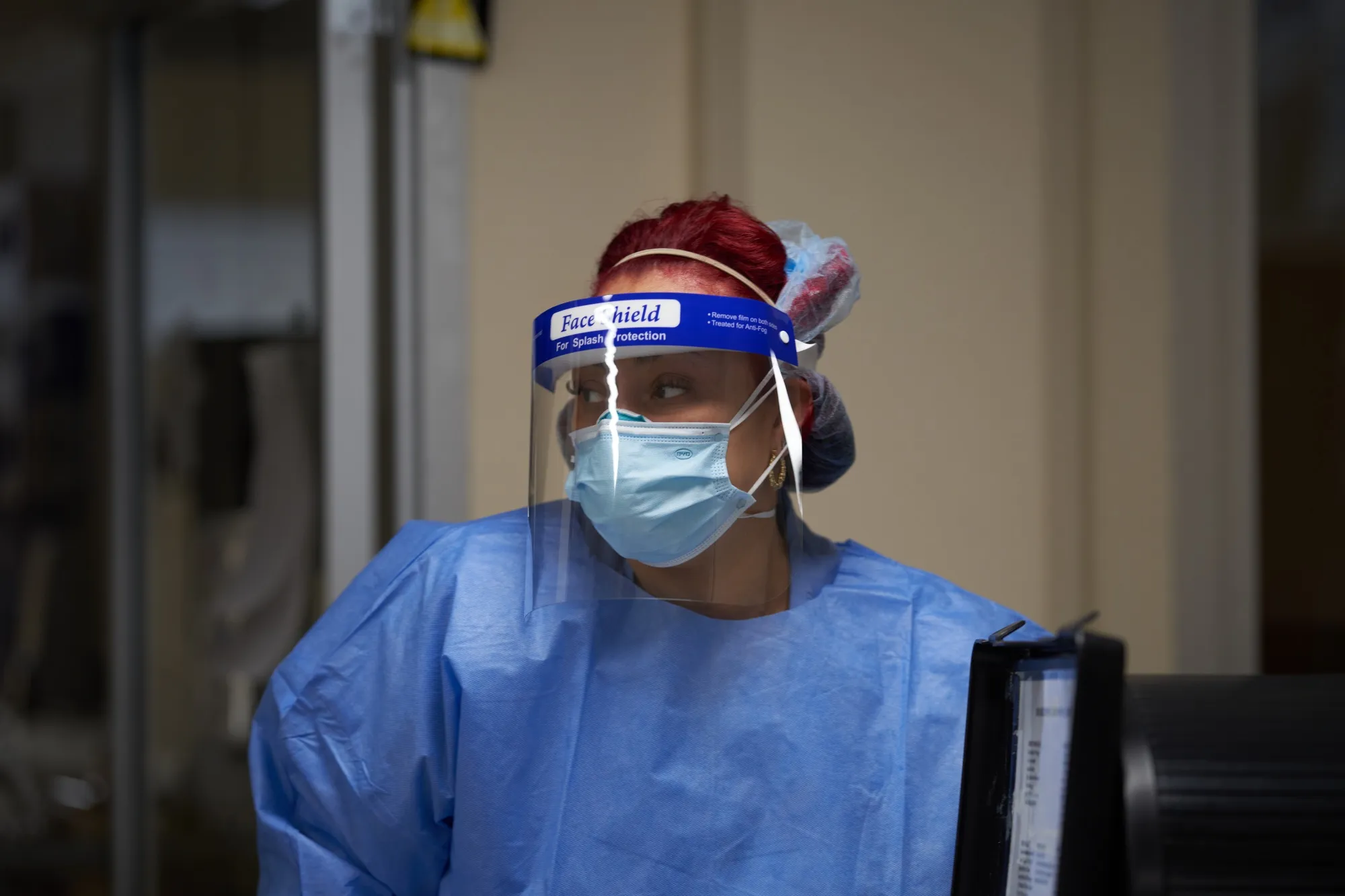 A nurse works on the Intensive Care Unit (ICU) floor treating Covid-19 patients at Hartford Hospital in Hartford, Connecticut, U.S., on Monday, Jan. 31, 2022.&nbsp;