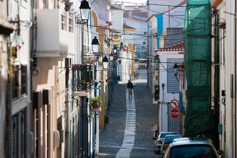 Portugal Notes Rise Before First Sale of 10-Year Debt Since 2011