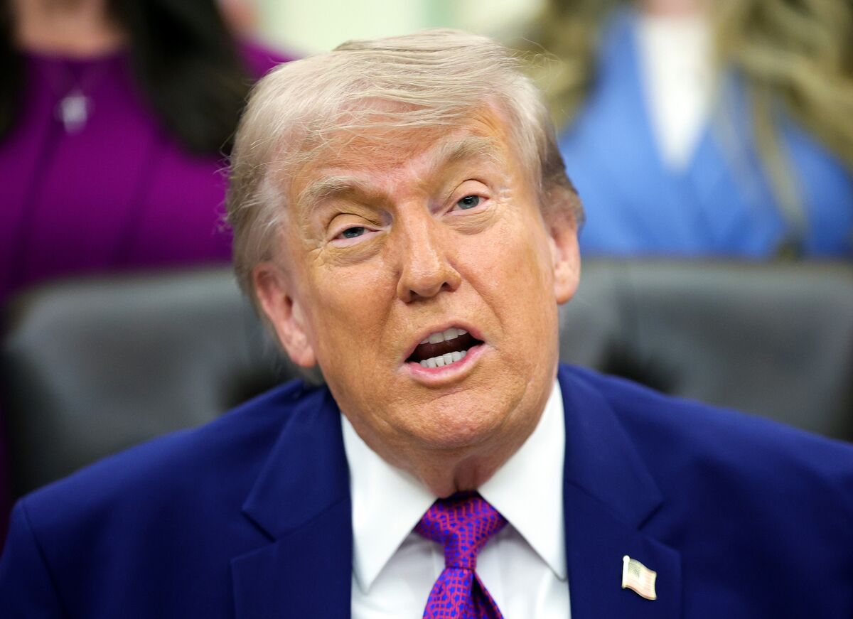 Trump Tells Regulators to Advise Banks on Services to Immigrants