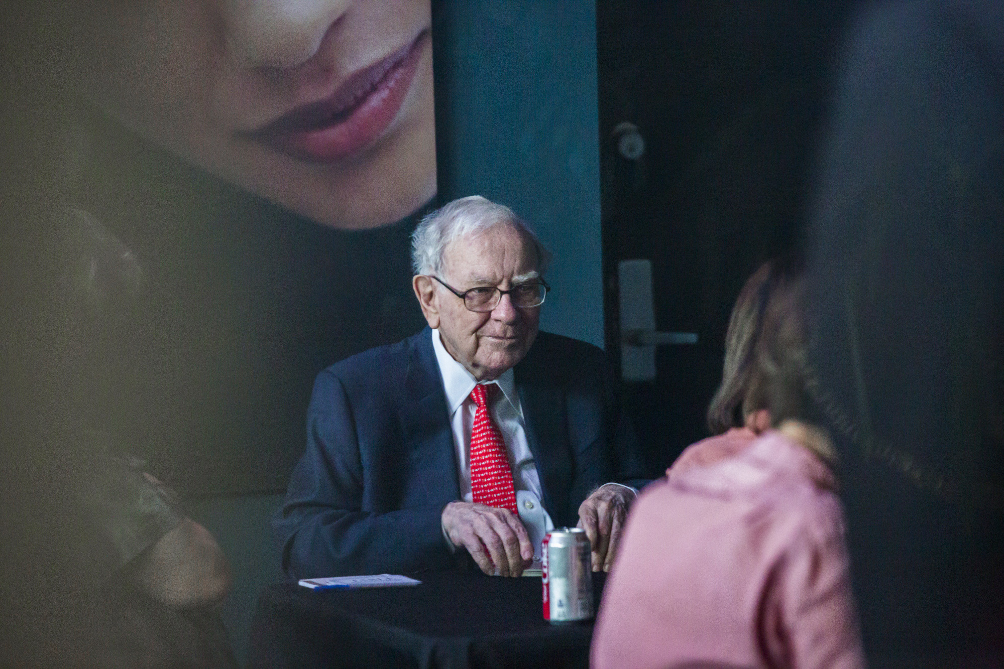 Warren Buffett Lunch Auction Draws $3.3 Million Winning Bid - Bloomberg