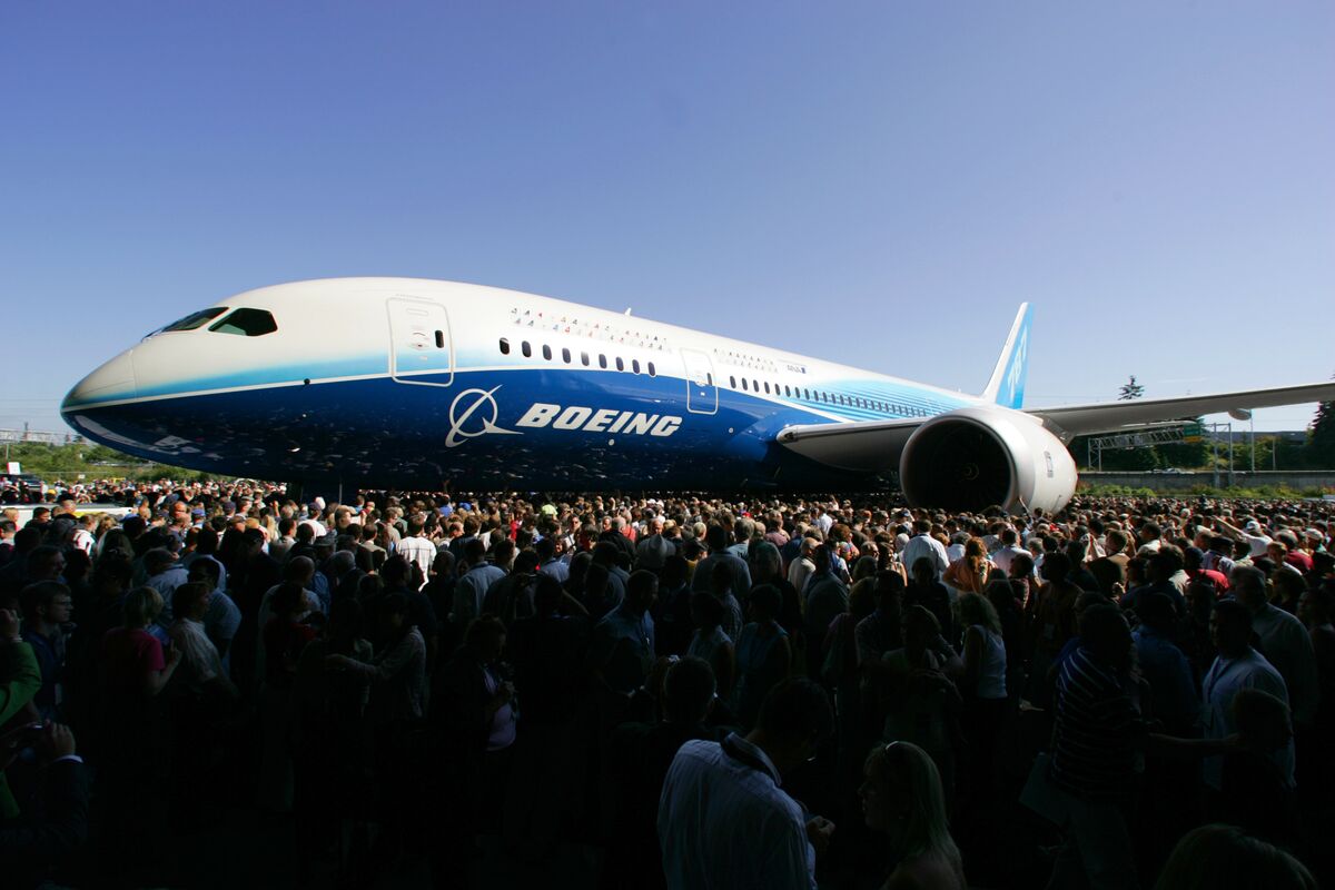 Boeing Mulls Equity Sale, Plans New Cut to Dreamliner Output - Bloomberg