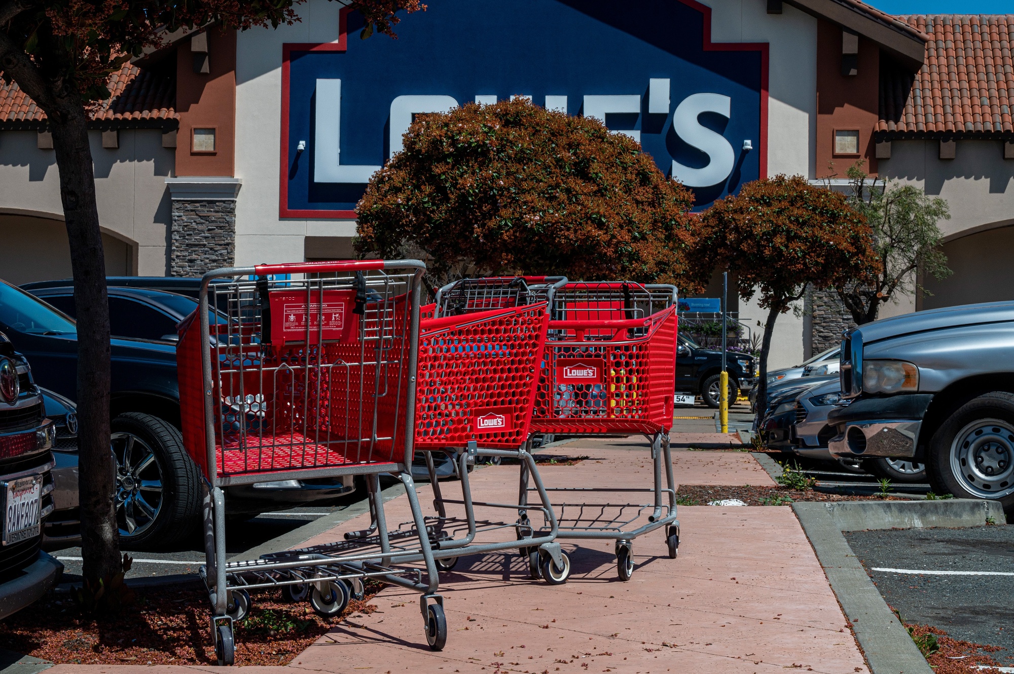 Lowe’s (LOW) Cuts Sales Outlook, Citing Lower Consumer Spending - Bloomberg