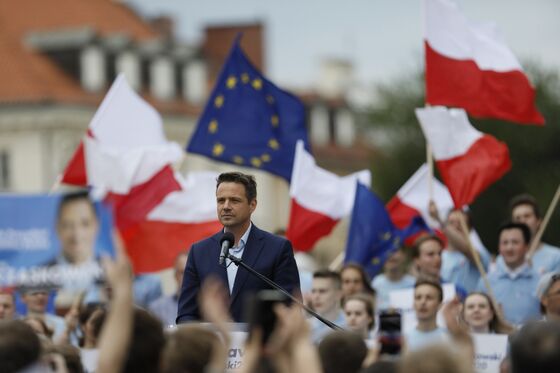 Nationalist Drift Tested in Poland as President Faces Runoff