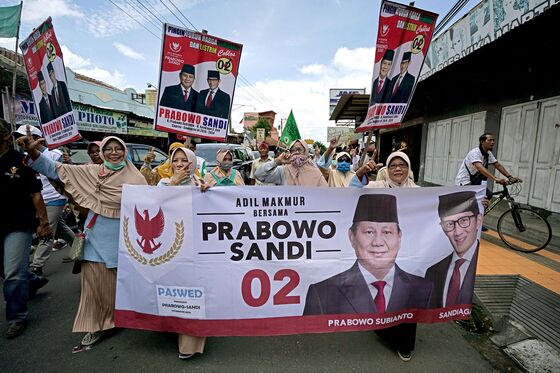 Rising Star in Indonesia Bets $100 Million on Ousting Incumbent President