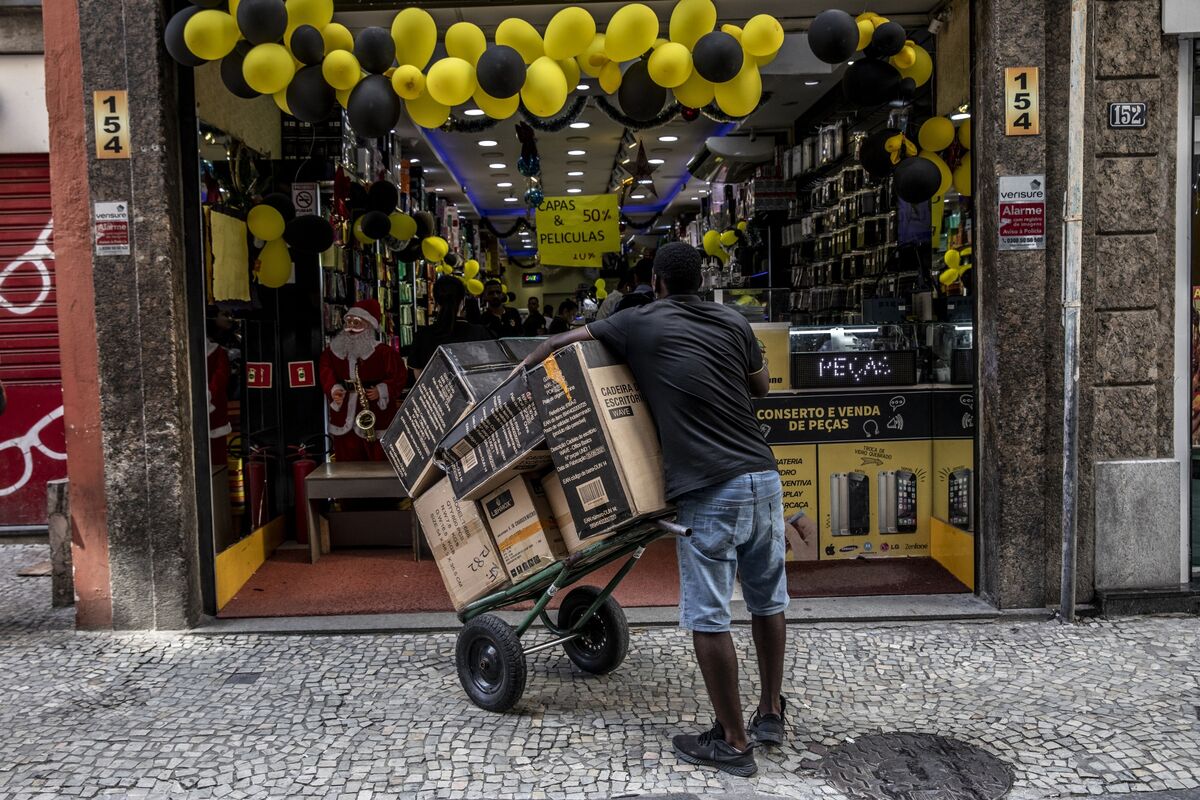 Brazil Economists Lift Growth Forecasts as Activity Outperforms - Bloomberg