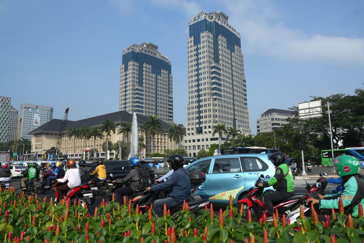 Bank Indonesia to Hold Interest Rates Steady With Currency Under Pressure