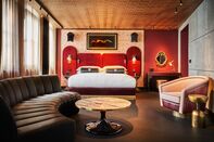 relates to Inside the New London Hotel Where Rock ’n’ Roll Legends Made History