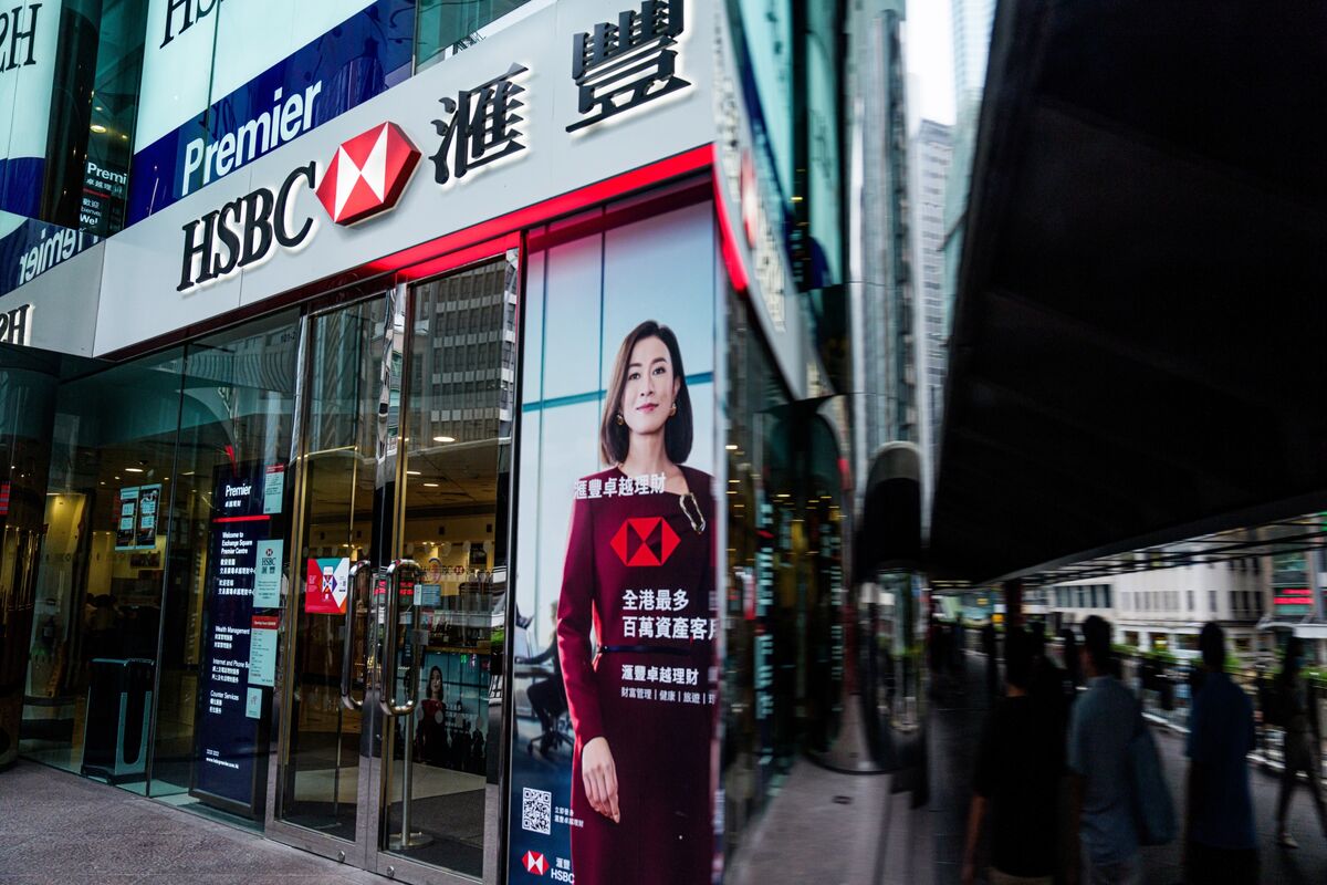 HSBC, AIA Slump After Report of Hong Kong Bank Account Curbs