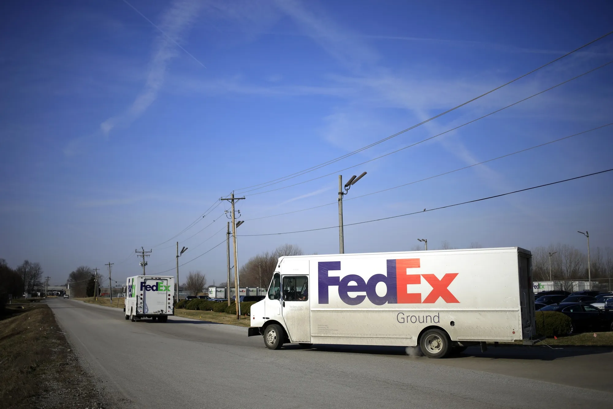 FedEx Corp. is pressuring its Ground unit delivery contractors to improve safety after mounting accidents.
