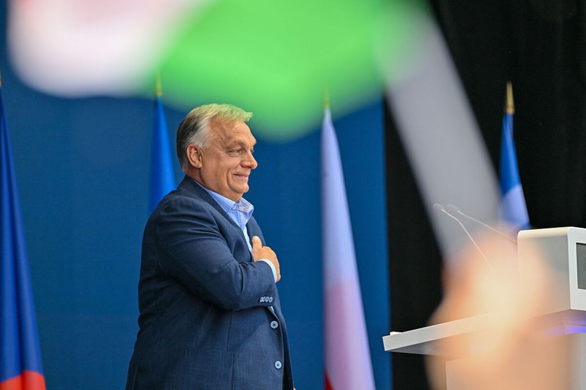 Hungary’s Orban Signals $1.8 Billion Pre-Election Pension Bonus