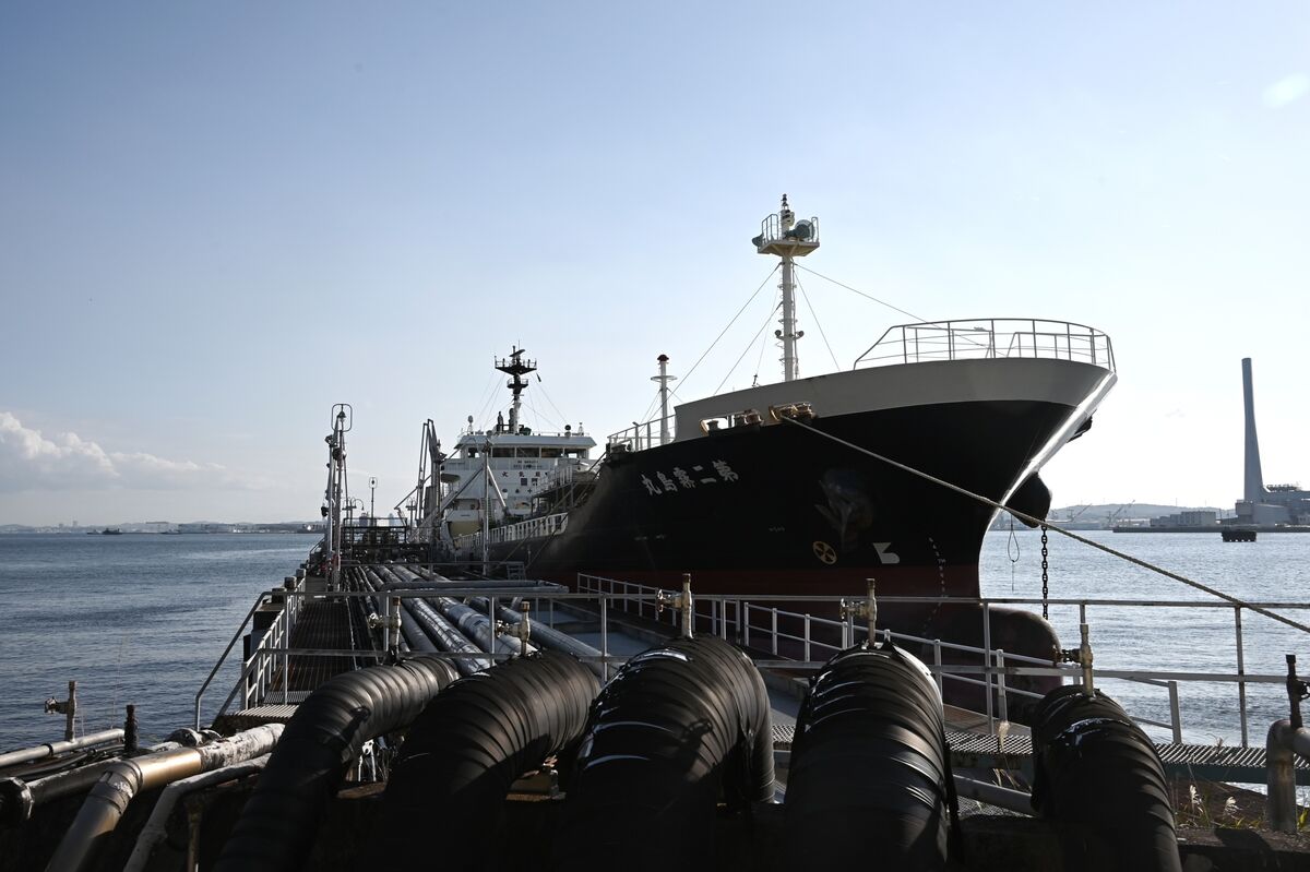Oil at Sea Soars to Fresh Record in Further Sign of Oversupply