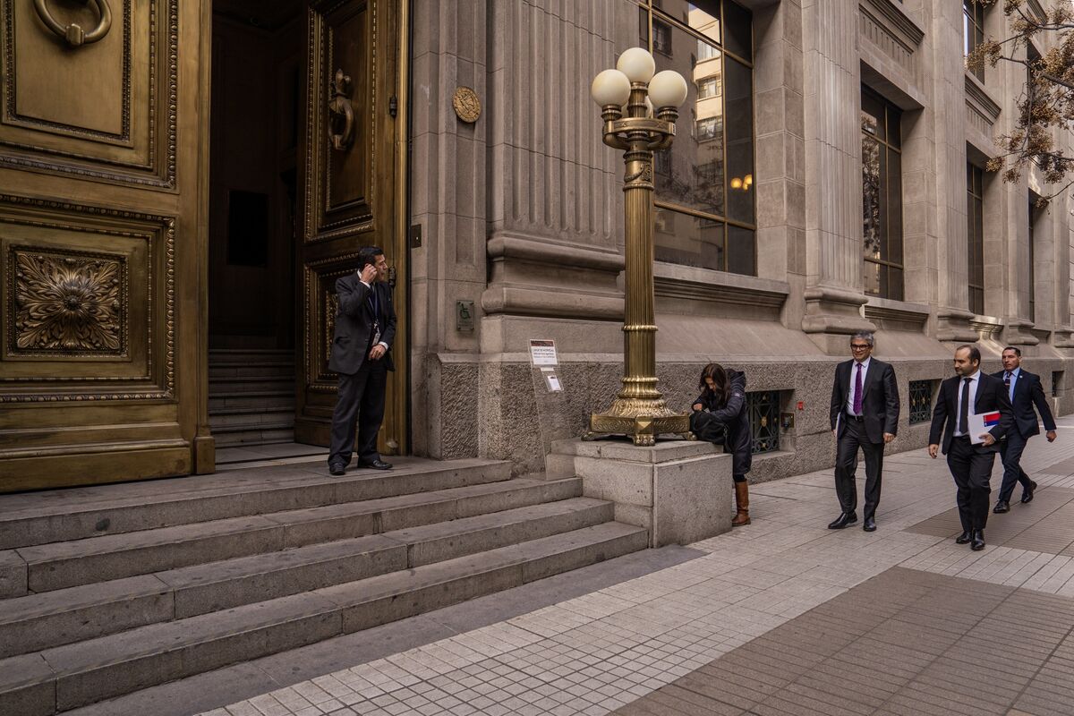 Chile Holds Key Rate at 4.5% on Inflation Risks and Weak Economy