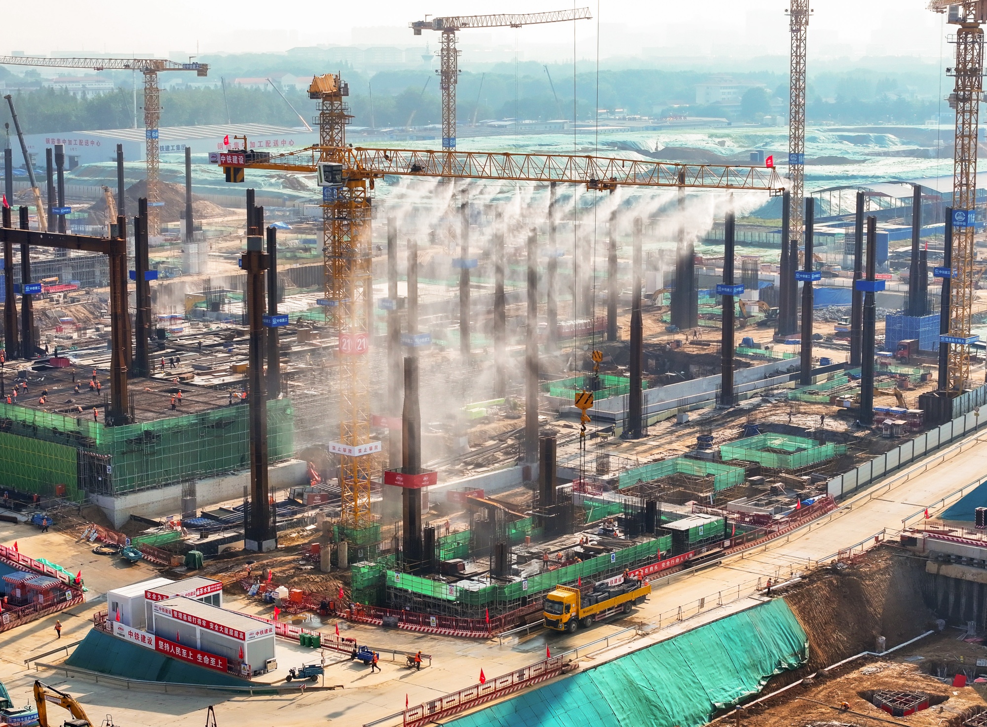 Cooling Mist Helps Outdoor Workers Beat Summer Heat In Nanjing