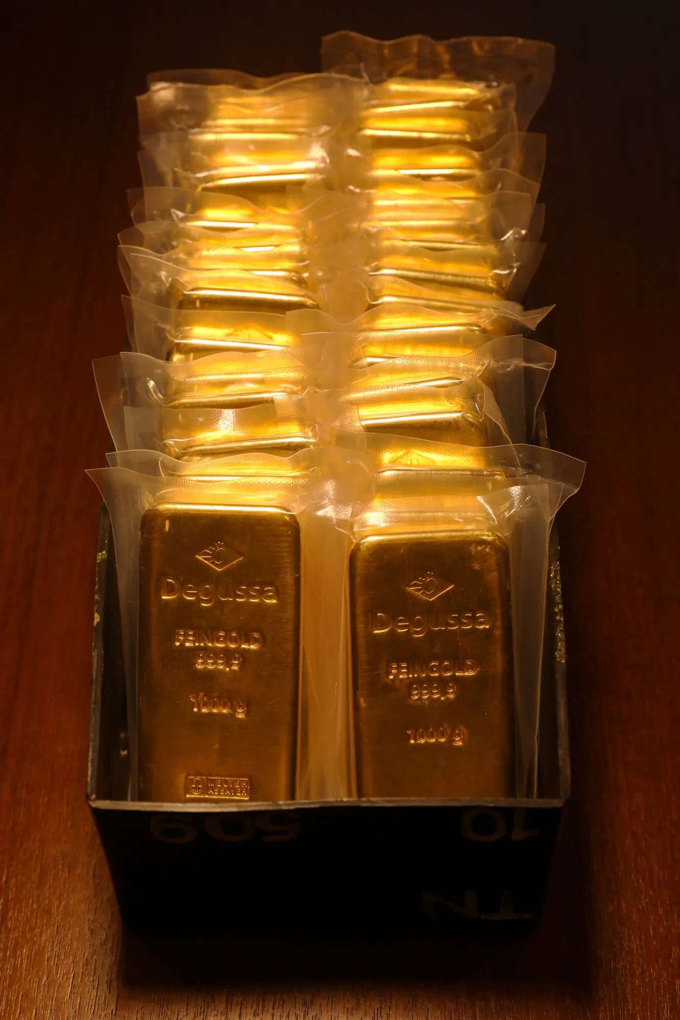 A Gold Bullion Dealer As Bitcoin's Nouveau Riche Run To The Metal As Cryptocurrency Crashes