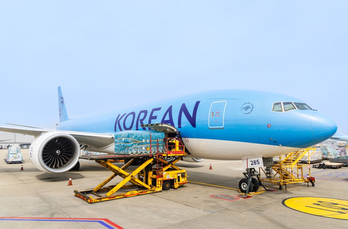 bloomberg.com - Danny Lee - AI Frenzy Fills Asian Airlines' Cargo Bays With Semiconductors
