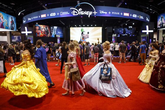 At Disney Fan Fest, Even Shopping Requires Waiting in Line