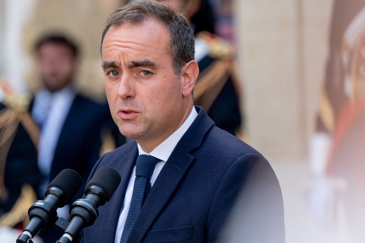 French Business Remains Gloomy in Prolonged Political Crisis