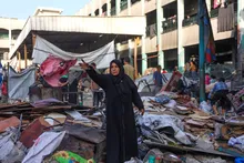 آوارها در مدرسه فهیم الجرجاوی پس از حمله اسرائیل در شهر غزه