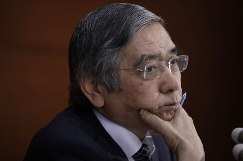 会見する黒田総裁(1日)