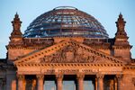 A glass dome sits on top of the Reichstag building.