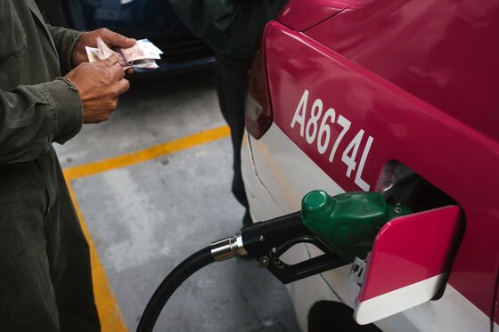 Mexico Considers Banning Cash for Gasoline Purchases, Highway Tolls