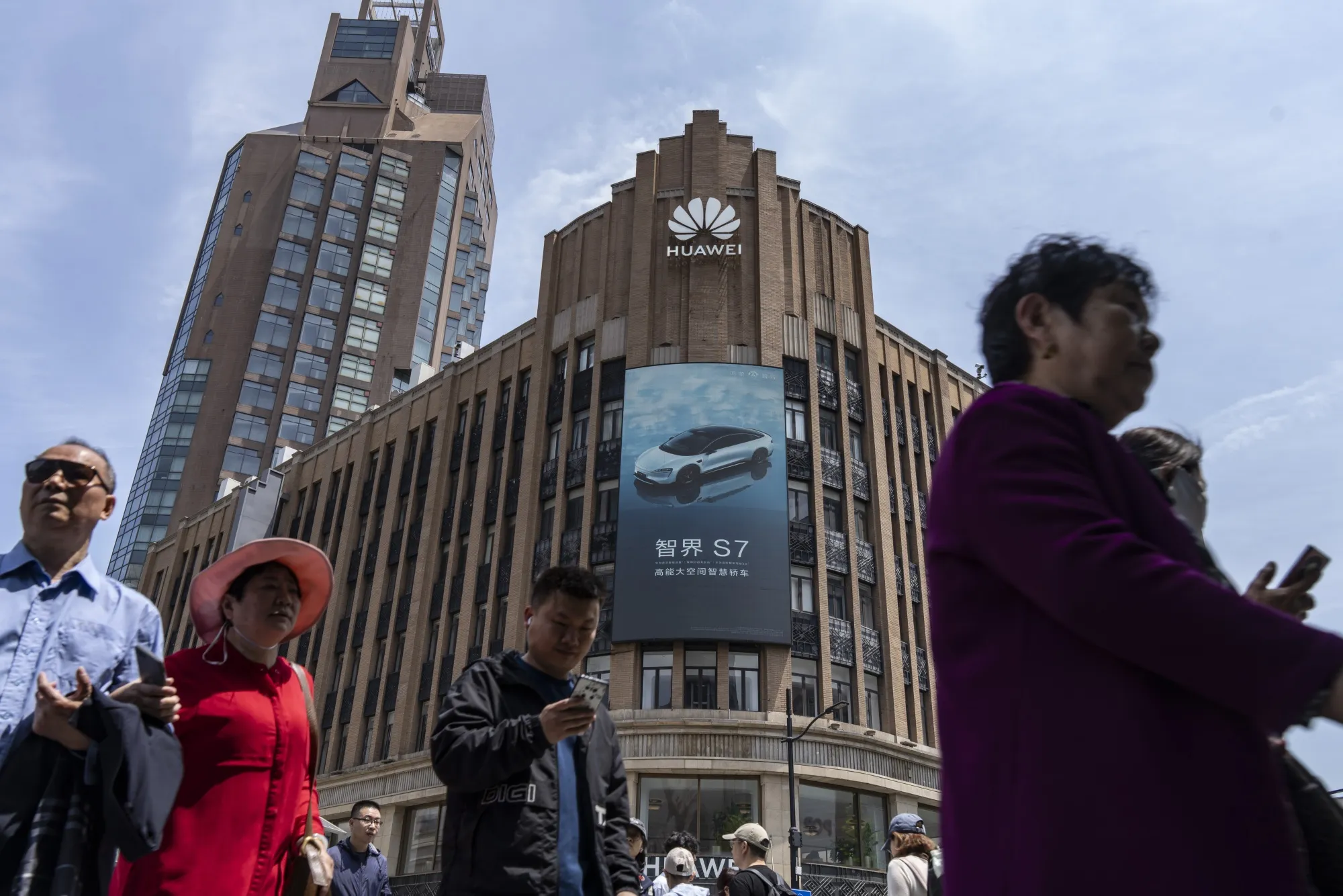 An advertisement for the Luxeed S7 at a Huawei store in Shanghai.