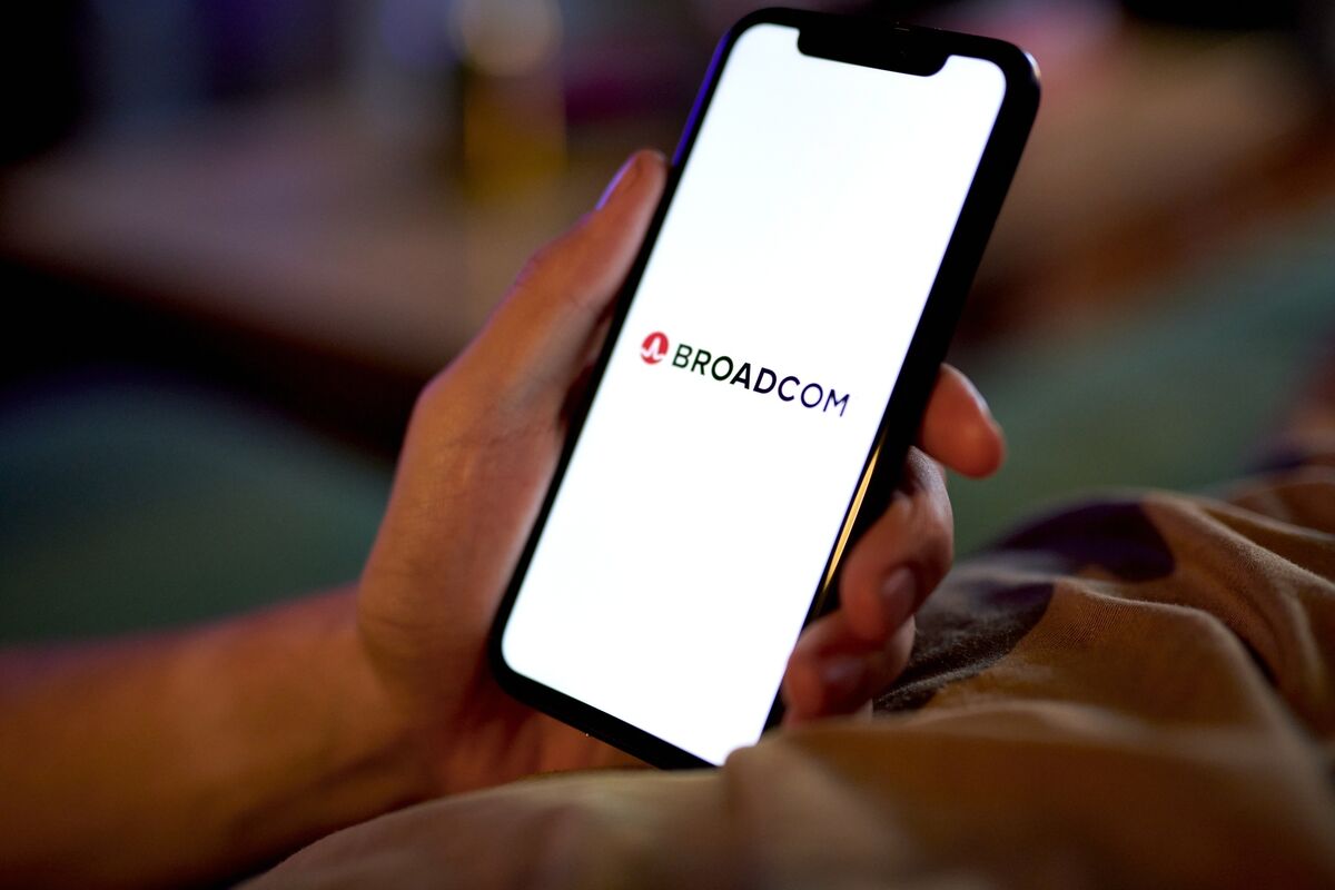 Broadcom Gives Downbeat Forecast, Signaling Sluggish Chip Demand