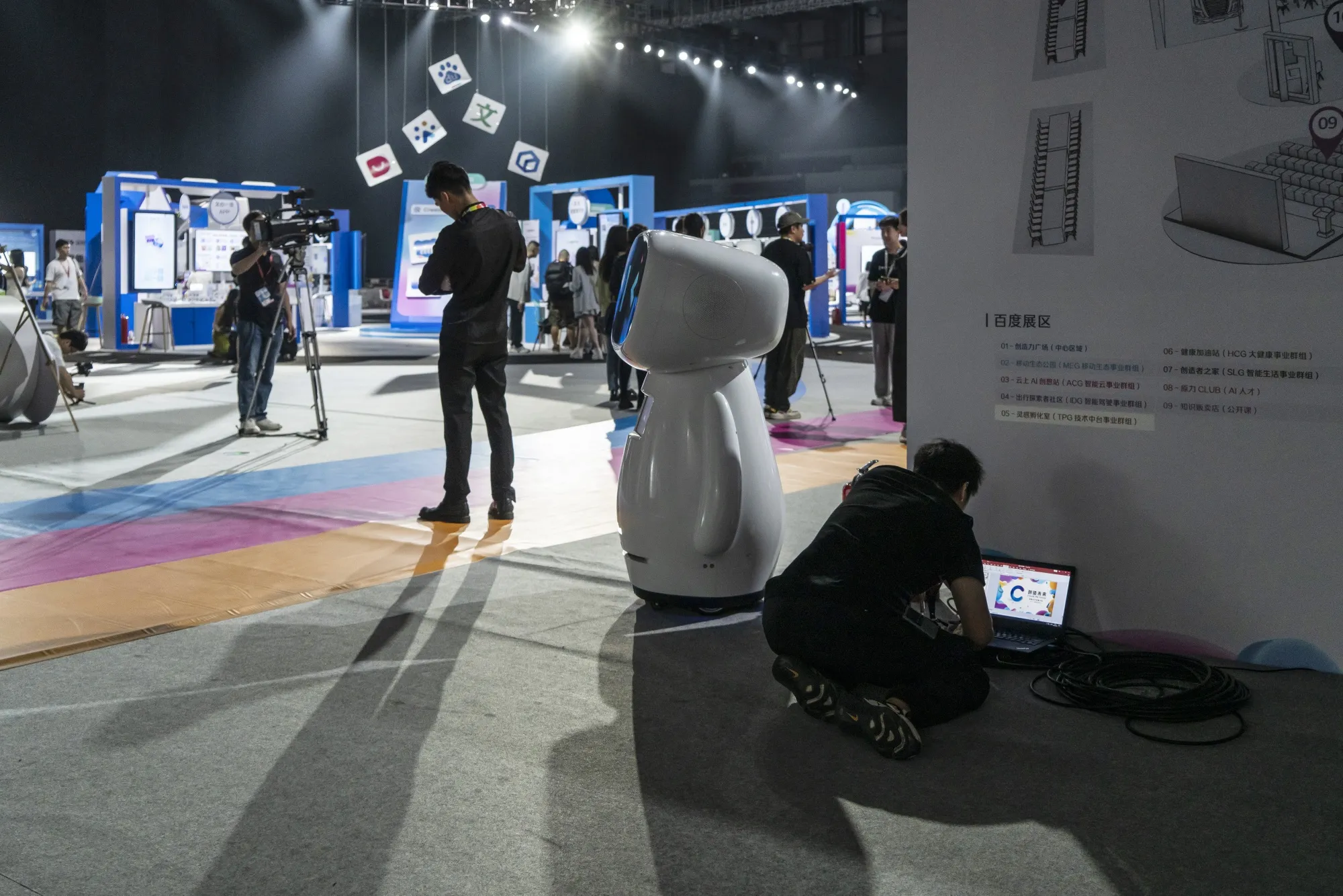 A statue of an artificial intelligence (AI) robot during the Baidu Inc. Create conference in Shenzhen, China.&nbsp;