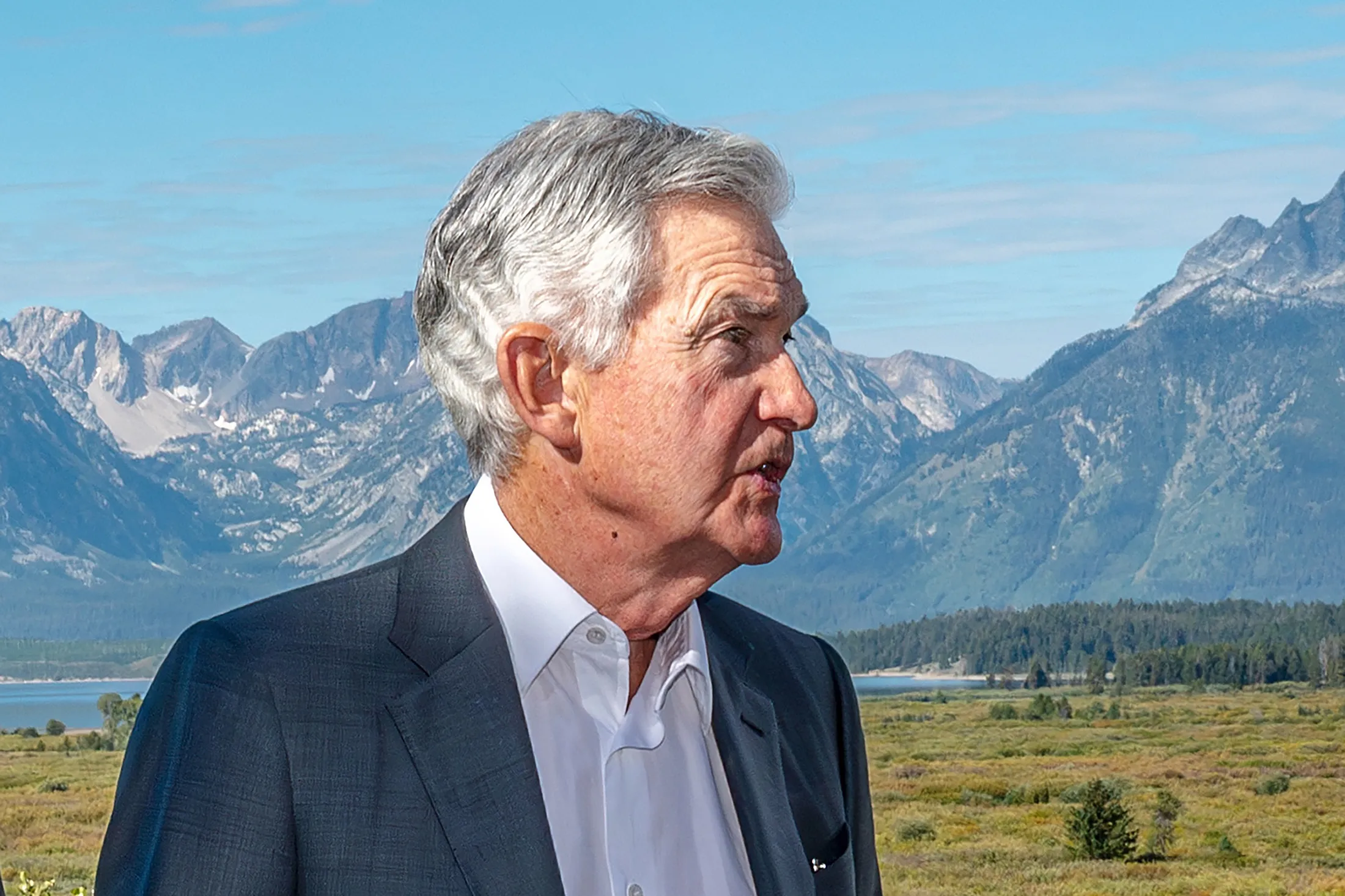 Jerome Powell&nbsp;walks the grounds at the Jackson Hole economic symposium in Moran, Wyoming,&nbsp;on&nbsp;Aug. 25.