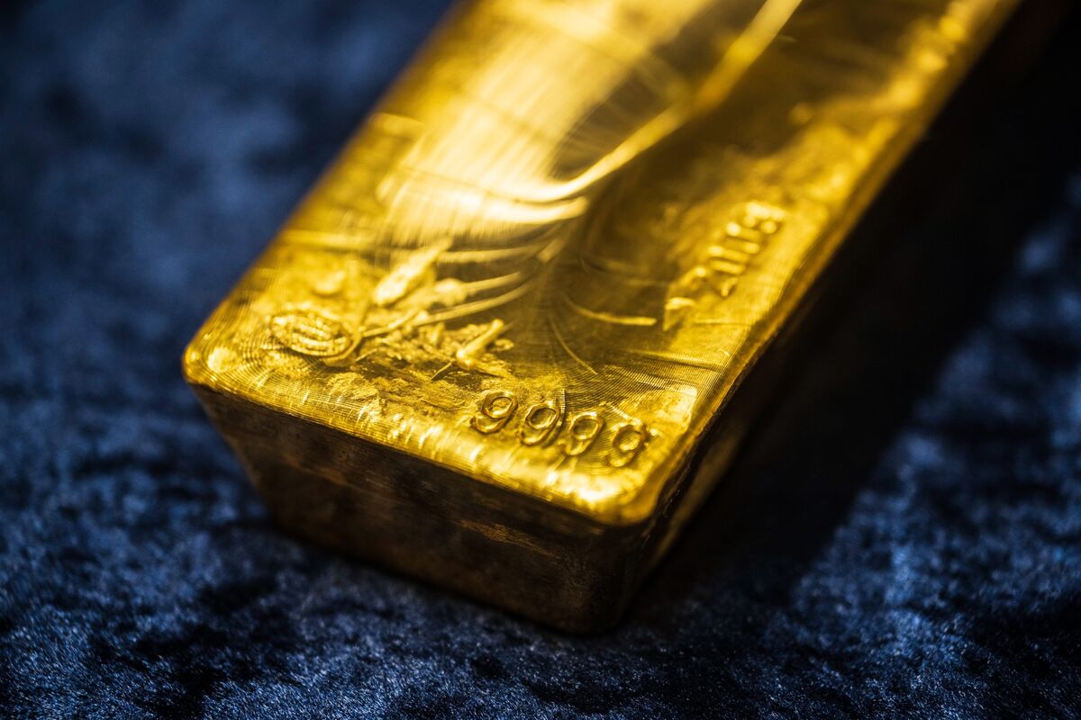 Gold-Backed ETF Buyers Retreat After Bullion Suffers a Rout