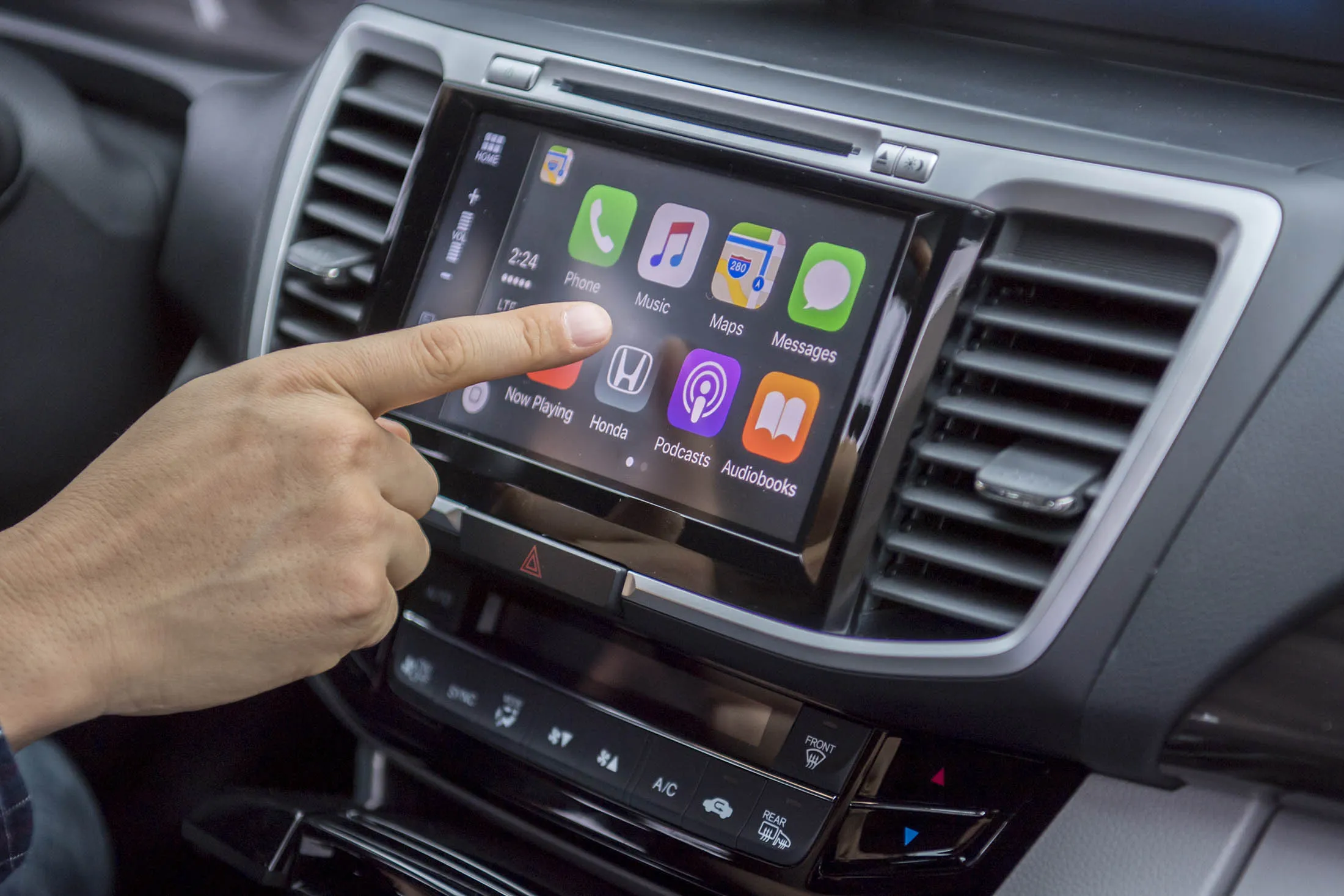 A Honda Motor Co. employee points to different in-car applications available in a new vehicle during a press briefing at the Honda Silicon Valley Lab in Mountain View, California, U.S., on Tuesday, Nov. 15, 2016.
