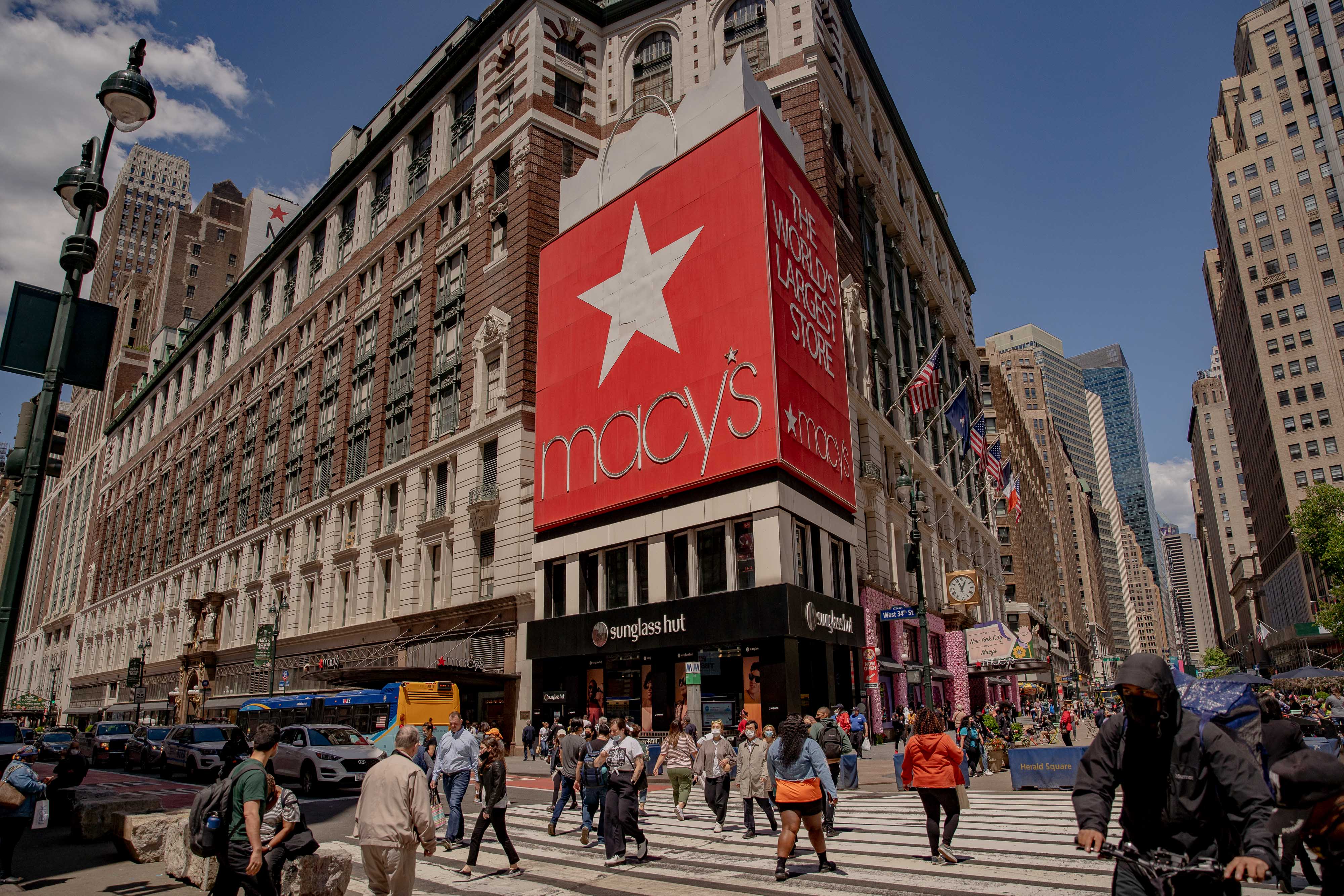 Macy's Landlord Says It Didn't Talk With  About Billboard on NYC  Store - Bloomberg