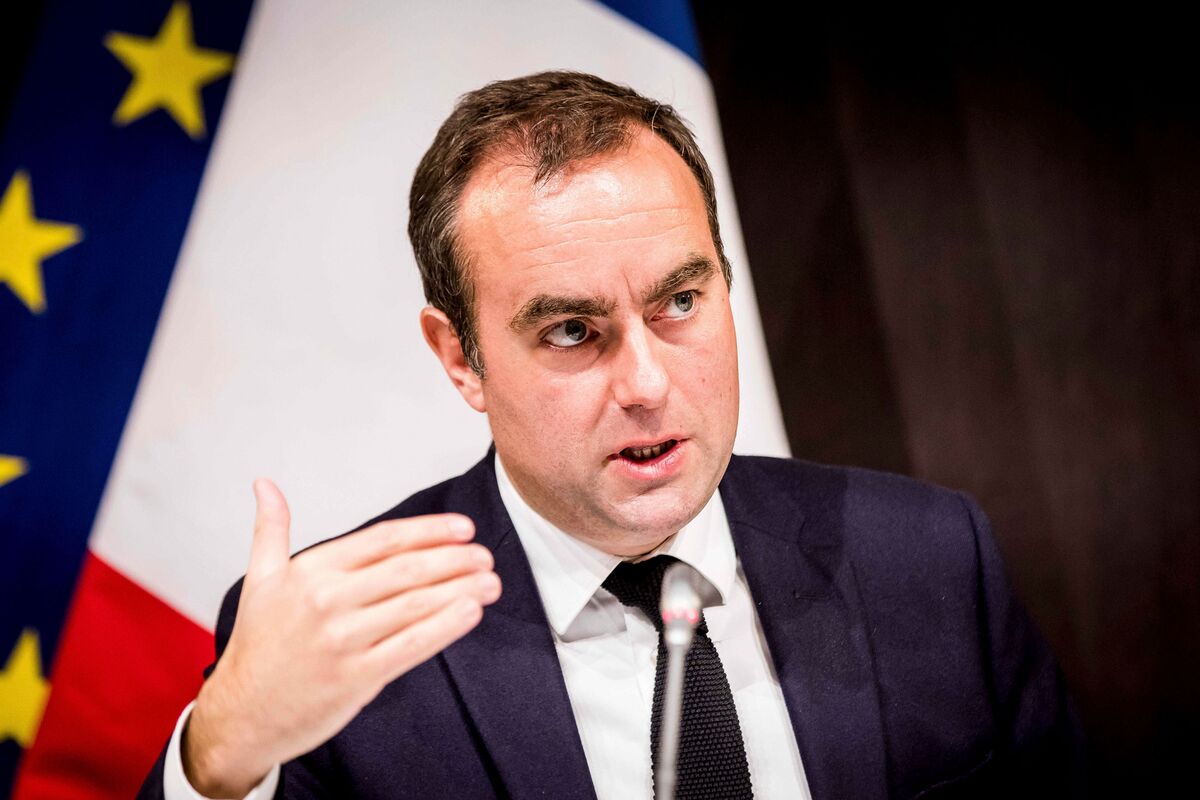 Thủ tướng mới của Macron, Sebastien Lecornu, đối mặt với các cuộc biểu tình trong ngày đầu nhậm chức