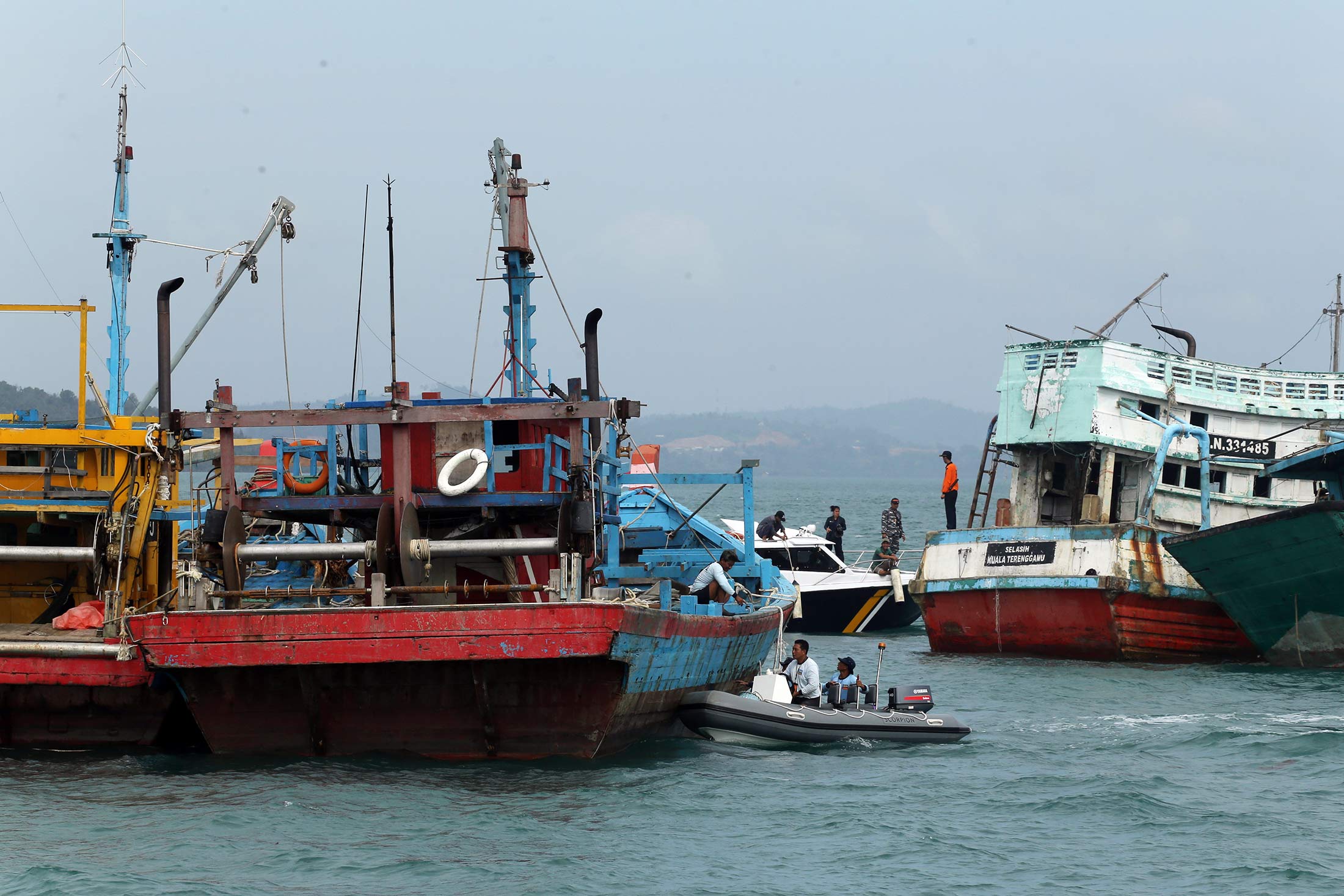 Chinese Fisherman Porn - Indonesia to Sink 71 Foreign Fishing Boats Amid South China Sea Tensions -  Bloomberg