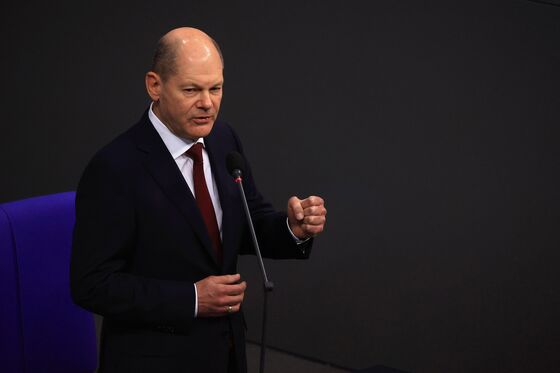 Scholz Calls Out Unvaccinated Germans for Putting Others at Risk