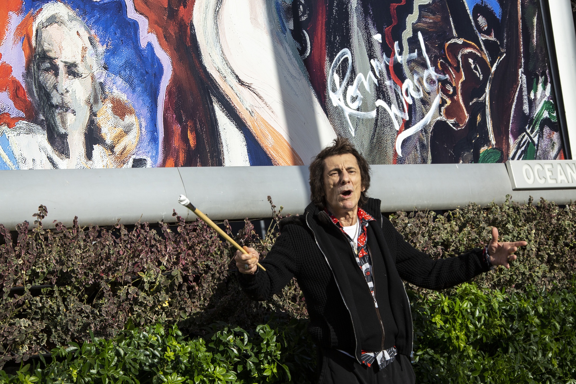 Ronnie Wood Unveils Rolling Stones Artwork, Talks Tour Hopes - Bloomberg