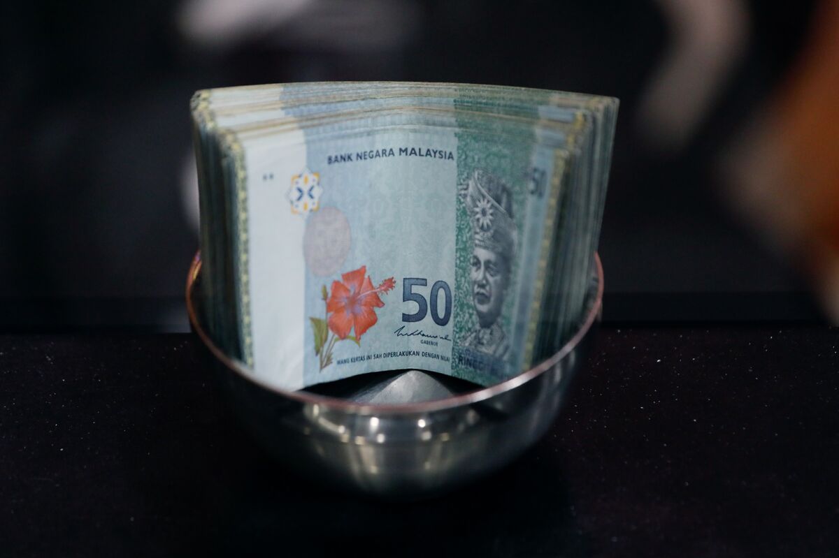 Malaysian Ringgit Nears One-Year High on Rate Outlook, Growth Optimism
