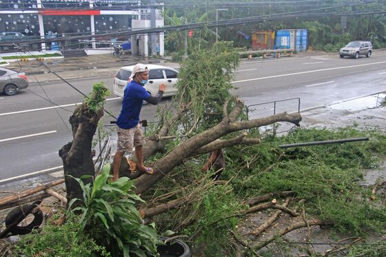 Storm Death Toll Rises in Philippines, No Power Yet for Millions