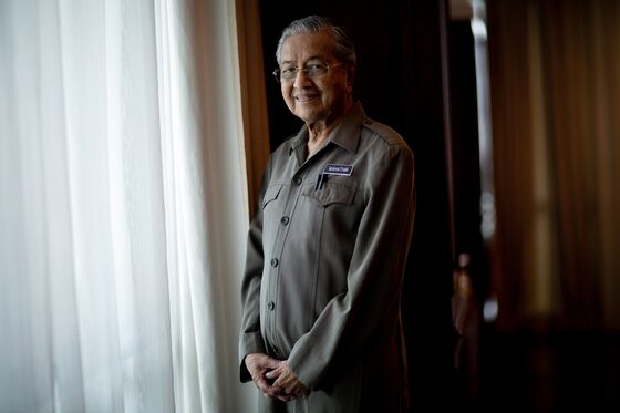 Mahathir Says Ringgit Fair Value Is Same as Asia-Crisis Peg