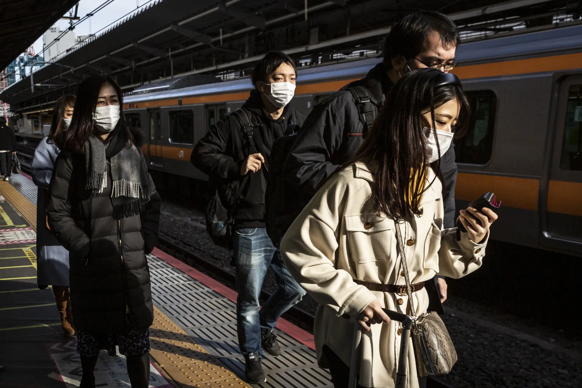 Commuters at Shinjuku station on Jan. 5.&nbsp;Japan is set to declare an emergency as early as Thursday in Tokyo and three surrounding areas.
