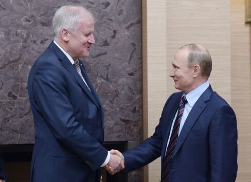 Horst Seehofer shakes hands with Vladimir Putin