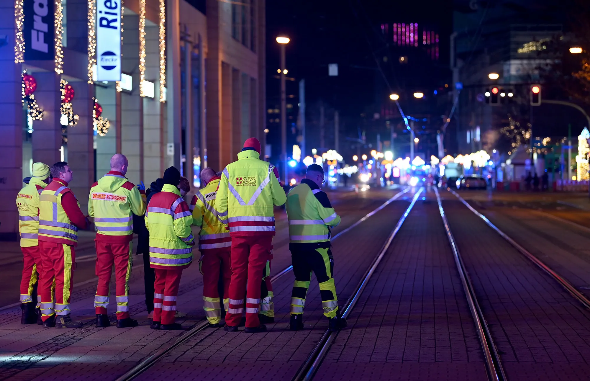 ドイツに動揺広がる、クリスマスマーケットに車突っ込み5人死亡