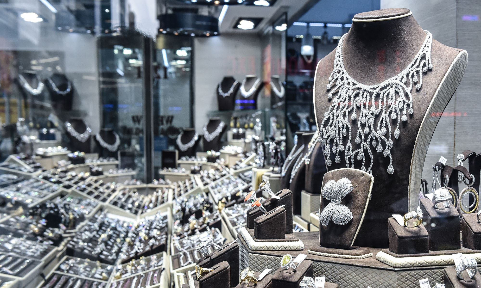 Luxury jewellery companies stop operation in Russia; donate for