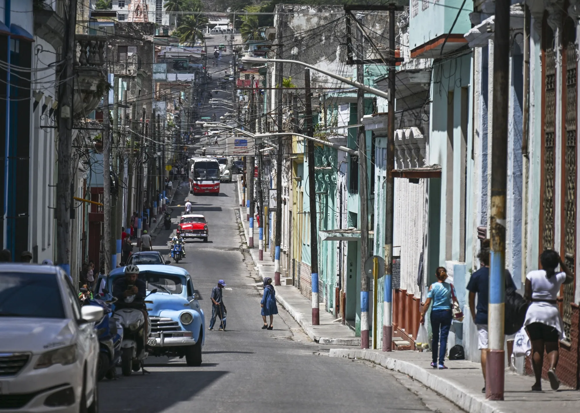 Transeúntes en una calle de Matanzas, Cuba.